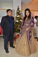 Nisha Jamwal at Zoya Christmas special hosted by Nisha Jamwal in Kemps Corner, Mumbai on 20th Dec 2012 (34).JPG